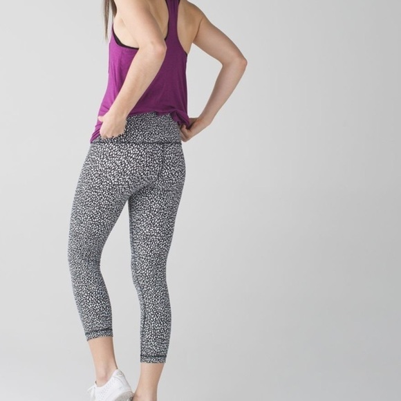18. LULULEMON WUNDER UNDER CROPS - Picture 2 of 6